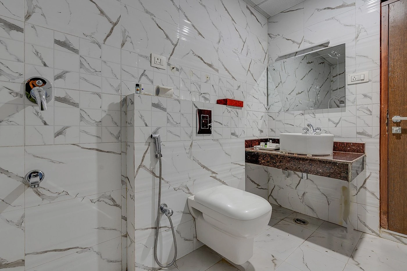 Deluxe room ensuite bathroom at Hotel Sparrow