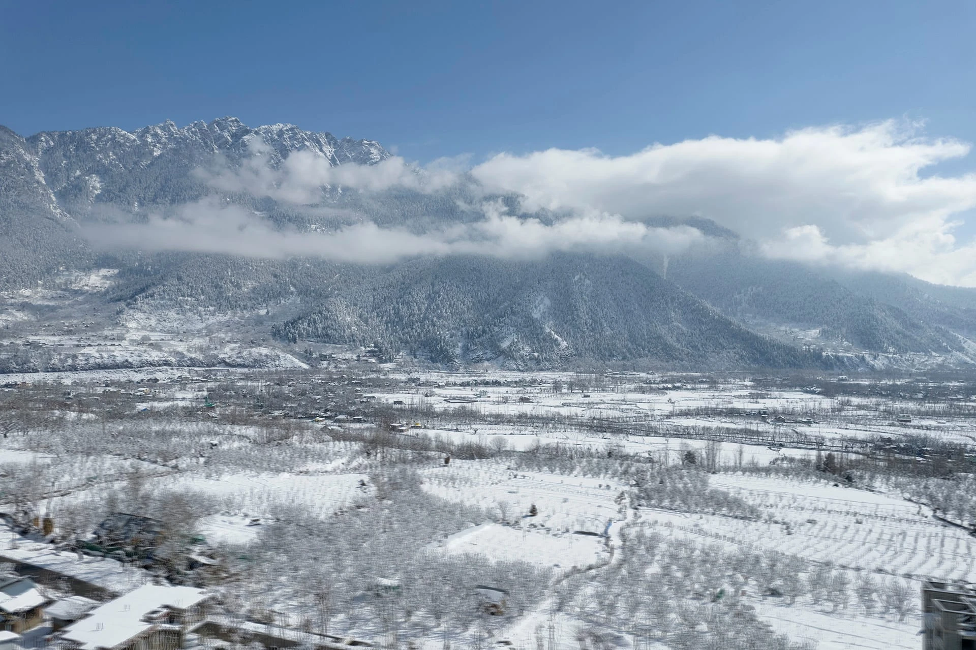 Snow-covered Pahalgam valley beneath the Himalayan peaks