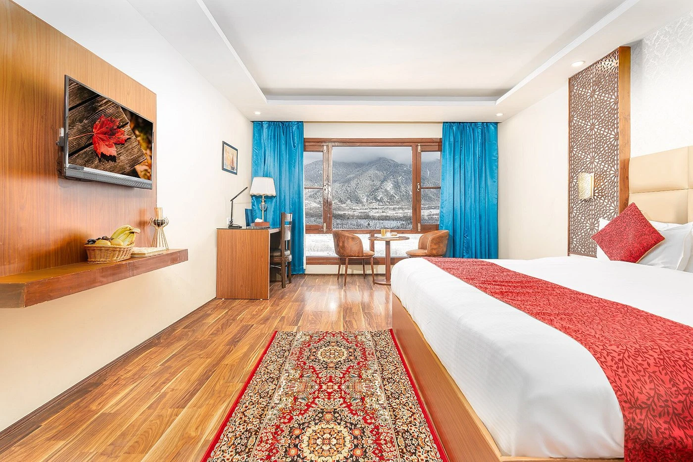 Superior room at Hotel Sparrow with mountain-facing window