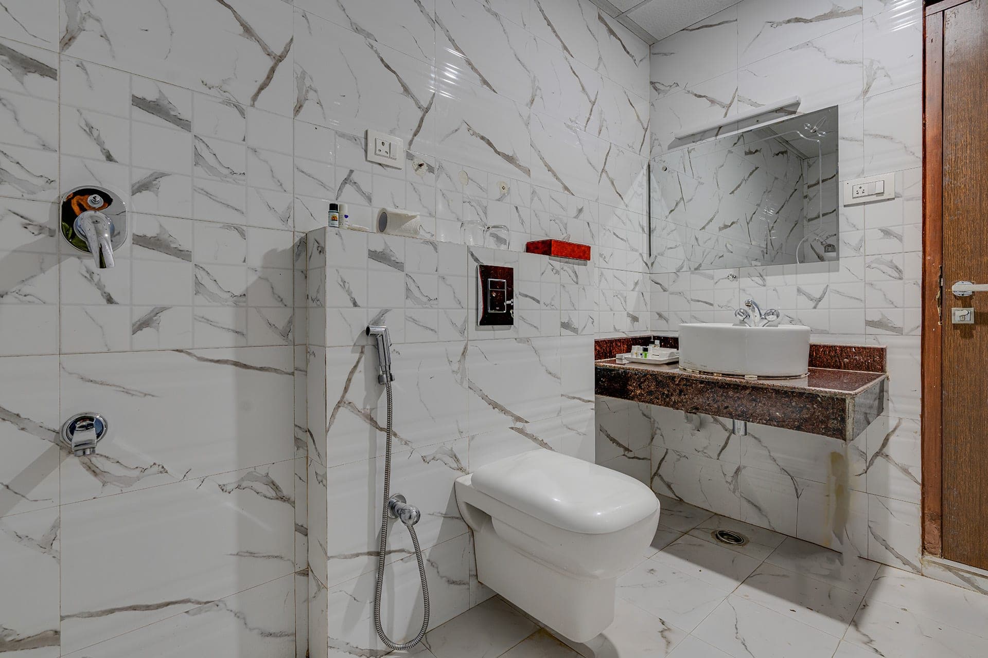 Deluxe room ensuite bathroom at Hotel Sparrow