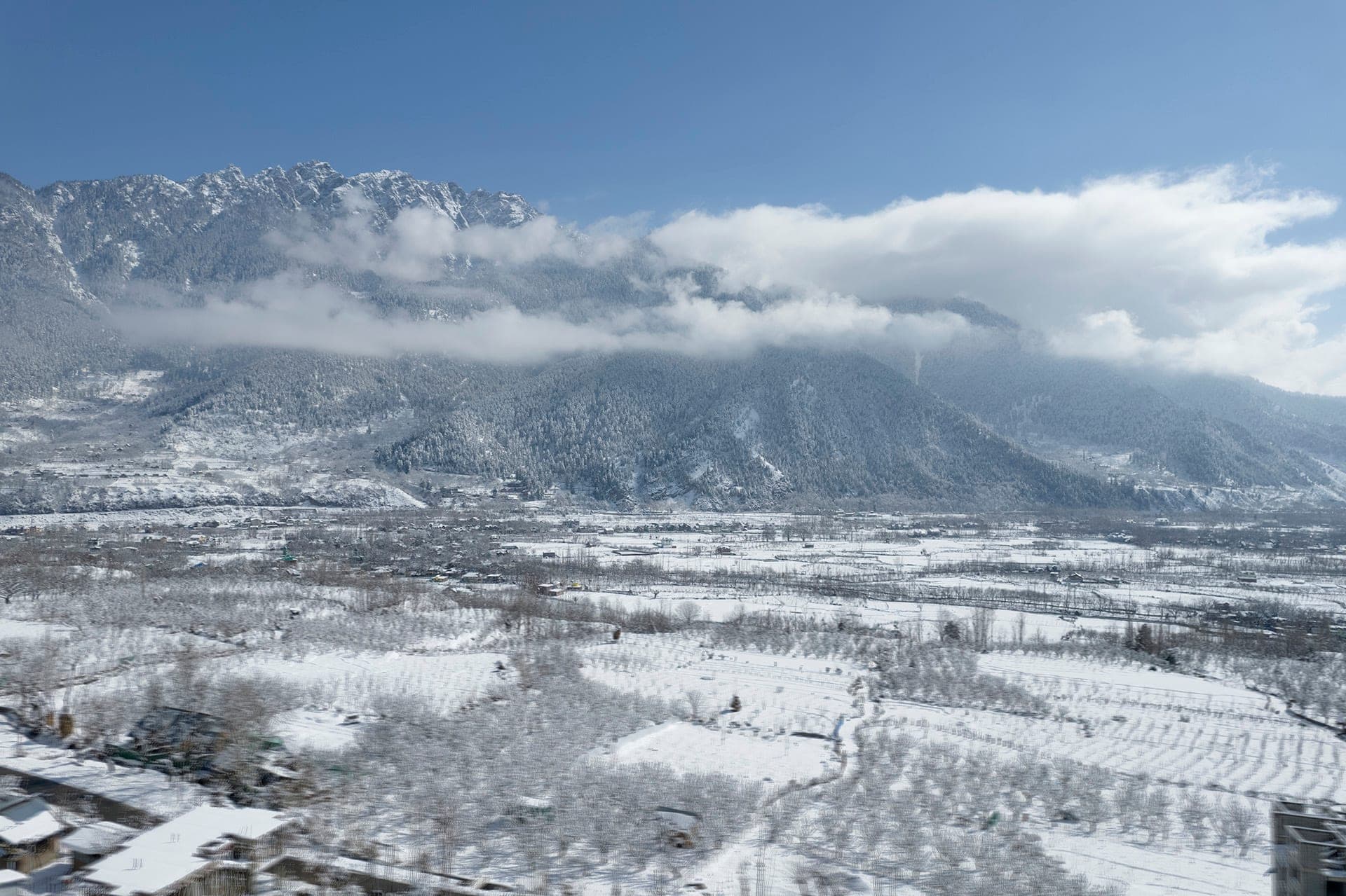 Snow-covered Pahalgam valley beneath the Himalayan peaks