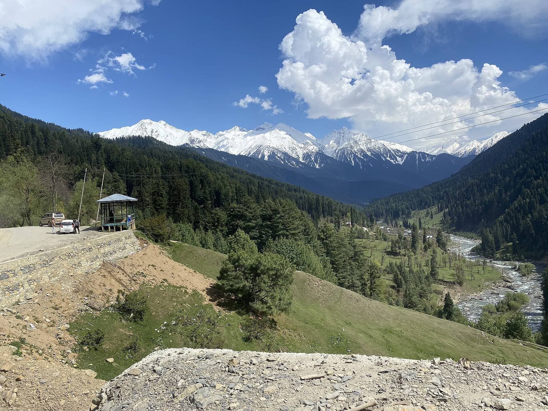 Road from Srinagar to Pahalgam through the Lidder Valley Road from Srinagar to Pahalgam through the Lidder Valley