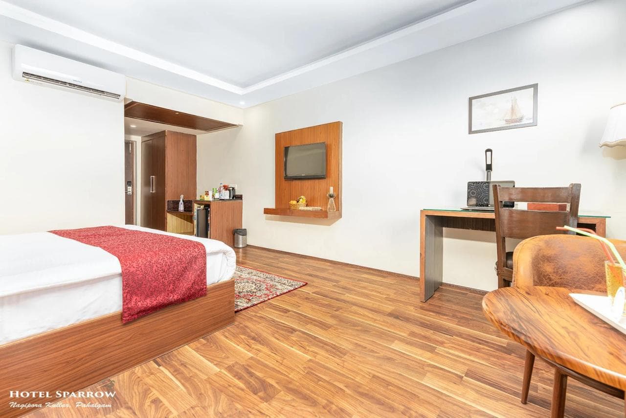 Superior room work desk, wall-mounted TV and wooden floors Superior room work desk, wall-mounted TV and wooden floors